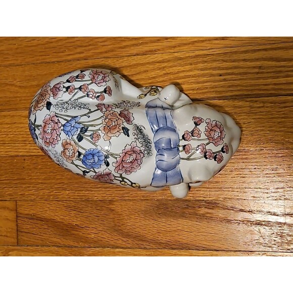 MCM Chinoiserie Ceramic White Sleeping Cat With Floral Accents Figurine by WBI - Picture 6 of 13